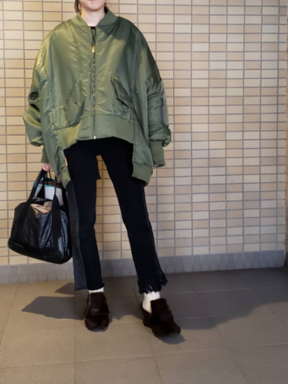「カジュアルコーデ、オトナカジュアル、オトナ女子、リメイク、リメイクジーンズ、MA-1、ファー、ファーサボ、シロソックス、デニム」｜「lilLillyのルーズMA-1ブルゾン（MA-1、グリーン系）」を使った、☺S☺さん（レディース・157cm）の冬コーディネートの1枚目の写真