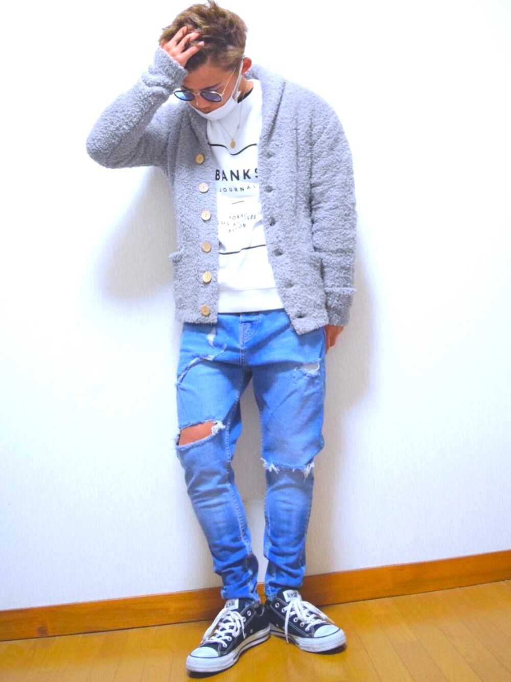 「スニーカー、シンプル、カーディガン、グレー、ロンハーマン、ベアフットドリームス、サングラス、デニムパンツ、コンバース、ootd」｜「BAREFOOT DREAMSの584 BFD-11S-010 Cozy Chic Men's School Swtr.  ◆（カーディガン/ボレロ、グレー系）」を使った、dacciさん（メンズ・165cm）の冬コーディネートの1枚目の写真