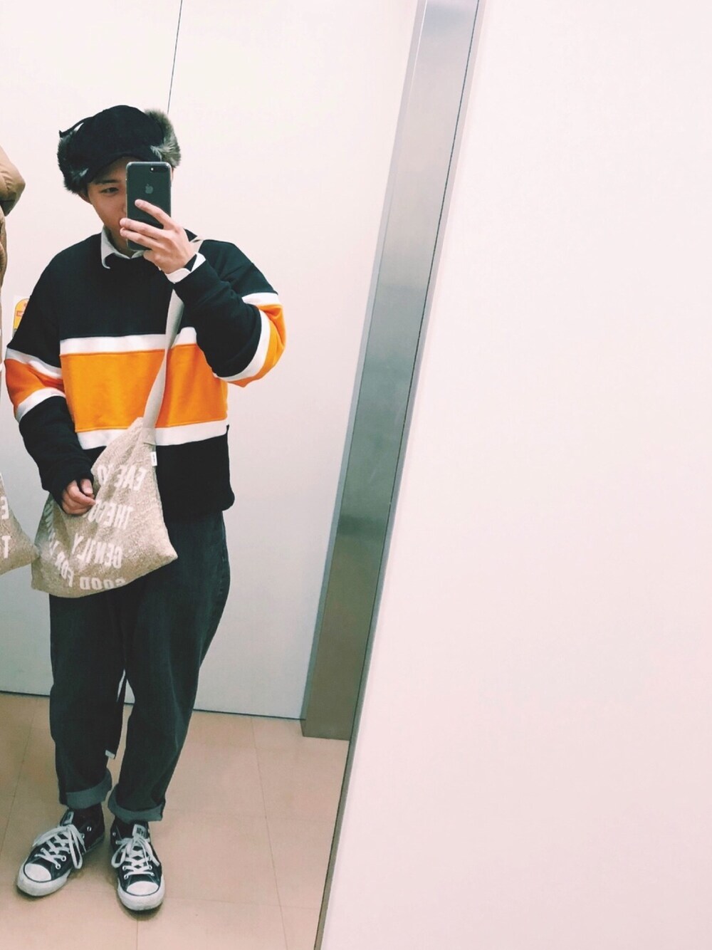 「ファーキャップ、コーデュロイ、ラガーシャツ、ボーダートップス、ゆるパンツ、黒デニム、ロシアン帽、オールブラック、ショルダーバッグ、立川」｜「FREAK'S STOREのコーデュロイ フライトキャップ（キャップ、ブラック系）」を使った、dacciさん（メンズ・165cm）の冬コーディネートの1枚目の写真