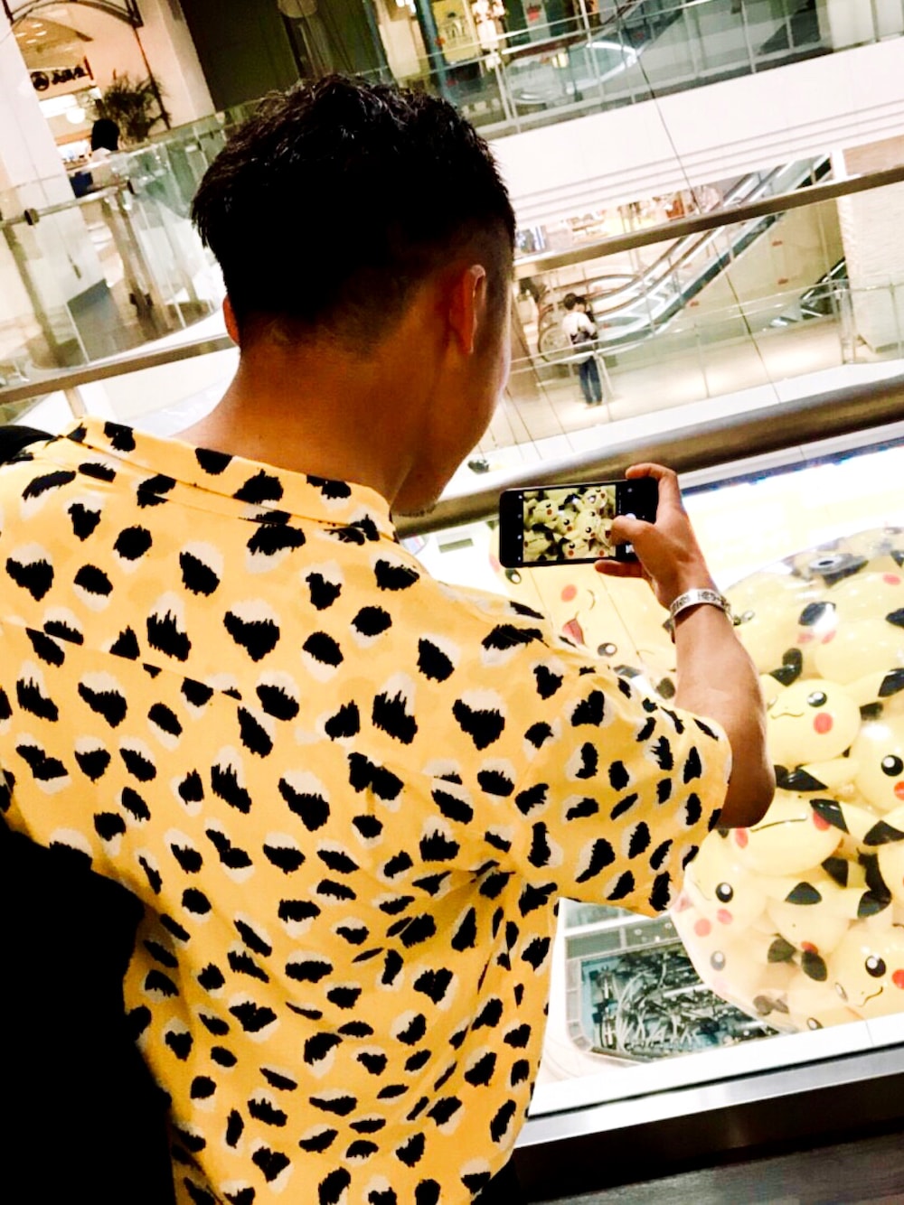 「ピカチュウ、イエロー×ブラック、イエロー、開襟シャツ、テロテロシャツ、デカバッグ、wtw、Ron Herman、サマースタイル、サンシャイン水族館」｜「Ron Hermanのアイテム（シャツ/ブラウス、イエロー系）」を使った、dacciさん（メンズ・165cm）の夏コーディネートの1枚目の写真