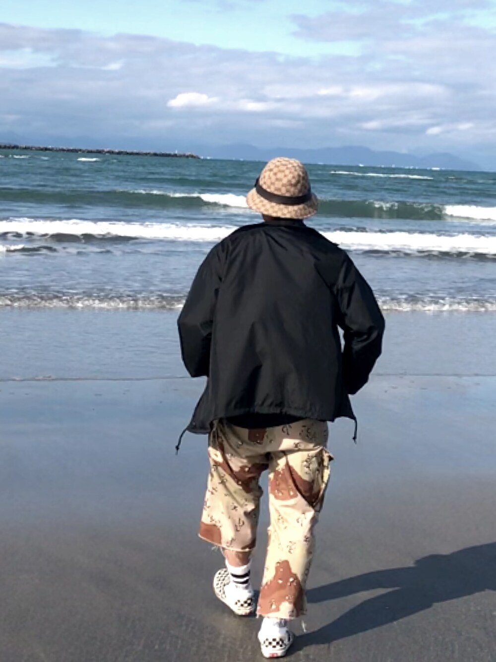 「ストリート、カモフラパンツ、ワイドシルエット、コーチジャケット、carhartt、GUCCI、バケットハット、ライン、古着コーデ、VANS」｜「Carharttの[カーハート] ST CARHARTT スポーツ コーチ ジャケット / ブルゾン ◆（ブルゾン、ブラック系）」を使った、dacciさん（メンズ・165cm）の秋コーディネートの1枚目の写真