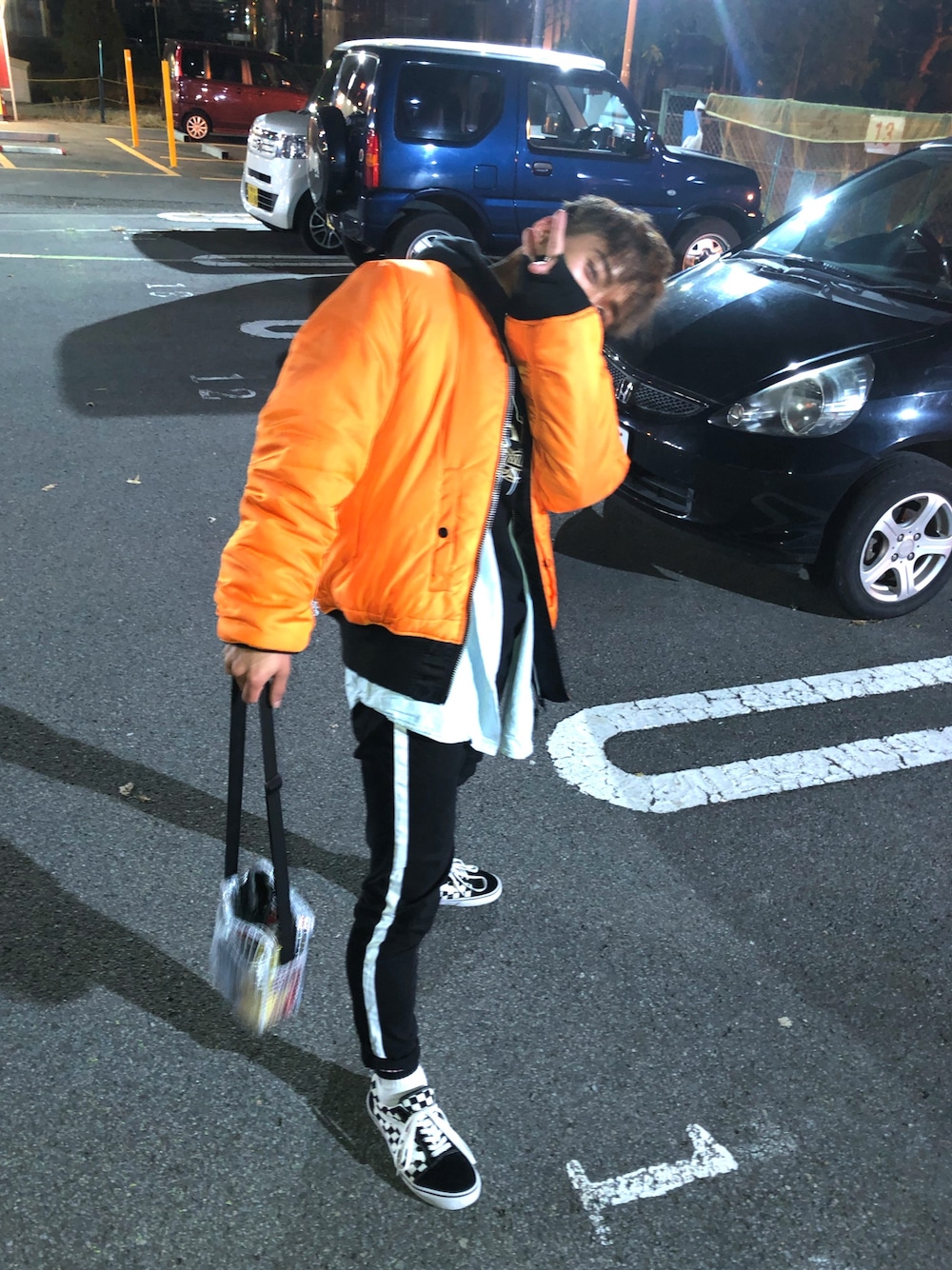 「ラインパンツ、オレンジ、オーバーサイズ、ストリートファッション、MA-1、Polo Ralph Lauren、オーバーシャツ、クリアバッグ、ネオンカラー、ootd」｜「VANSのVANS ヴァンズ  OLD SKOOL DX オールドスクール DX V36CL+ BLK/WHT CHECK（スニーカー、ブラック系）」を使った、dacciさん（メンズ・165cm）の秋コーディネートの1枚目の写真