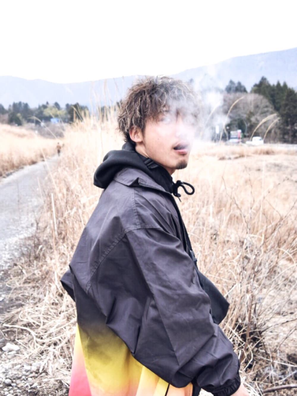 「doublet、ロング丈、ナイロンジャケット、ナイロン、オールブラック、ワントーンコーデ、グラデーション、箱根、UNIQLO、street」｜「doubletのdoublet 『FRINGE EMBROIDERY』Tシャツ（Tシャツ/カットソー、ブラック系）」を使った、dacciさん（メンズ・165cm）の春コーディネートの1枚目の写真