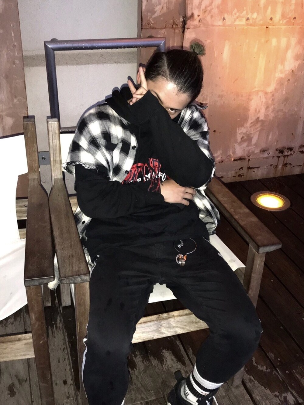 「オールブラック、春、ストリートMIX、ストリート系、ボーダーソックス、ソックスイン、AIR MORE MONEY、オーバーシャツ、doublet、サイドラインパンツ」｜「doubletのdoublet 『FRINGE EMBROIDERY』Tシャツ（Tシャツ/カットソー、ブラック系）」を使った、dacciさん（メンズ・165cm）の春コーディネートの1枚目の写真