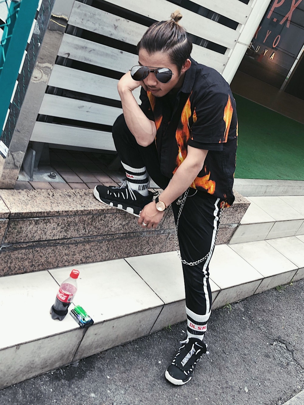 「ファイヤーパターン、オールブラックコーデ、全身黒、シャツコーデ、サイドライン、ソックスイン、streetfashion、AIR MORE MONEY、ウォレットチェーン、Klasse14」｜「ROLLA'SのROLLA'S：BON　SHIRT　FIRE（シャツ/ブラウス、ブラック系）」を使った、dacciさん（メンズ・165cm）の春コーディネートの1枚目の写真