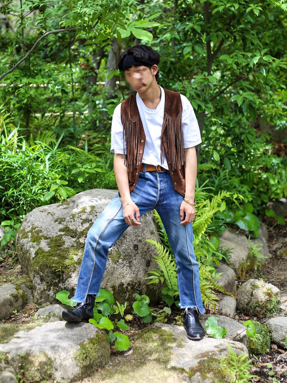 「夏、白Tシャツ×デニム、ヘアバンド、白Tシャツ、ベスト、デニム、AURALEE、OLDPARK、ウエスタンブーツ、フリンジ」｜「oldparkのアイテム（デニムパンツ、ブルー系）」を使った、工藤さん（メンズ・170cm）の夏コーディネートの1枚目の写真