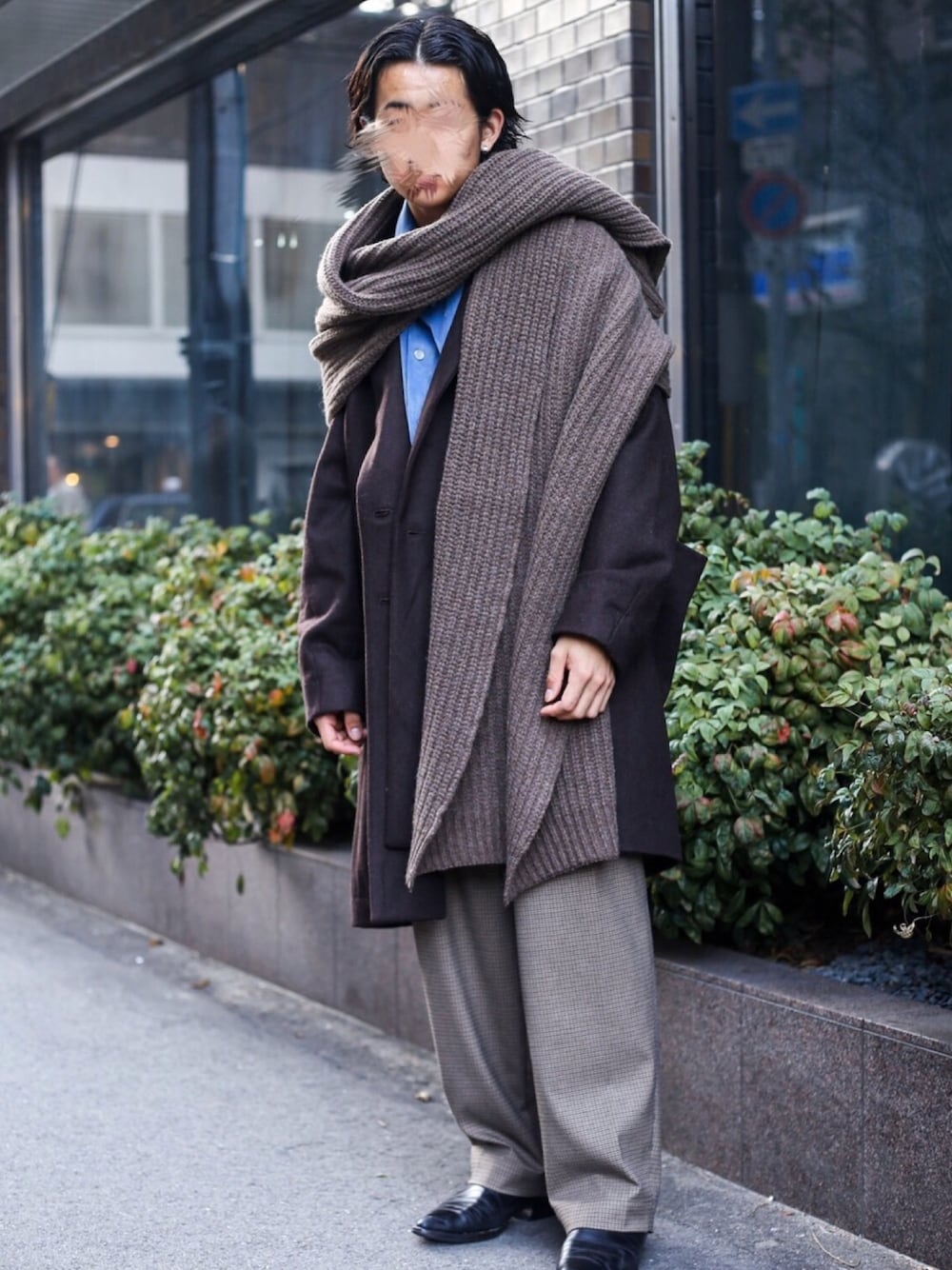 「ストール、マフラー、ニット、Oproject、コート、BASISBROEK、ベロア、ワイドパンツ、superNova.、乱痴気」｜「BASISBROEKのアイテム（その他アウター、ブラウン系）」を使った、工藤さん（メンズ・170cm）の秋コーディネートの1枚目の写真