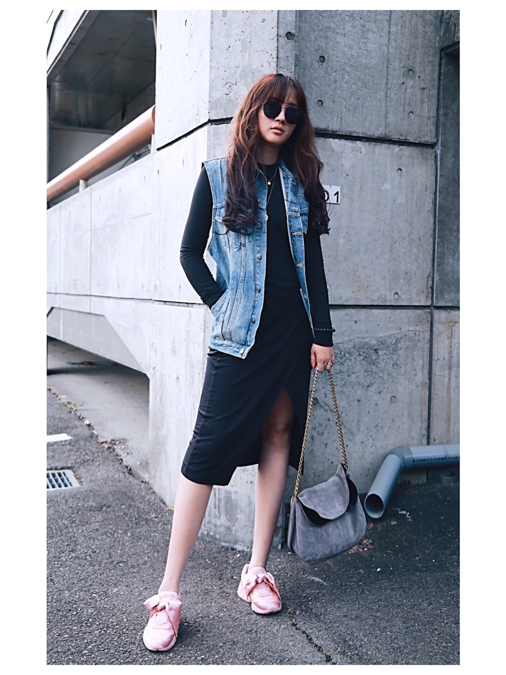 「streetstyle、fashion blogger、シンプルコーデ、大人カジュアル、春コーデ、モノトーン、2017ss、スカート、ZARA、fentyxpuma」｜「ZARAのアイテム（デニムジャケット、ブルー系）」を使った、viennanaさん（レディース・177cm）の春コーディネートの1枚目の写真