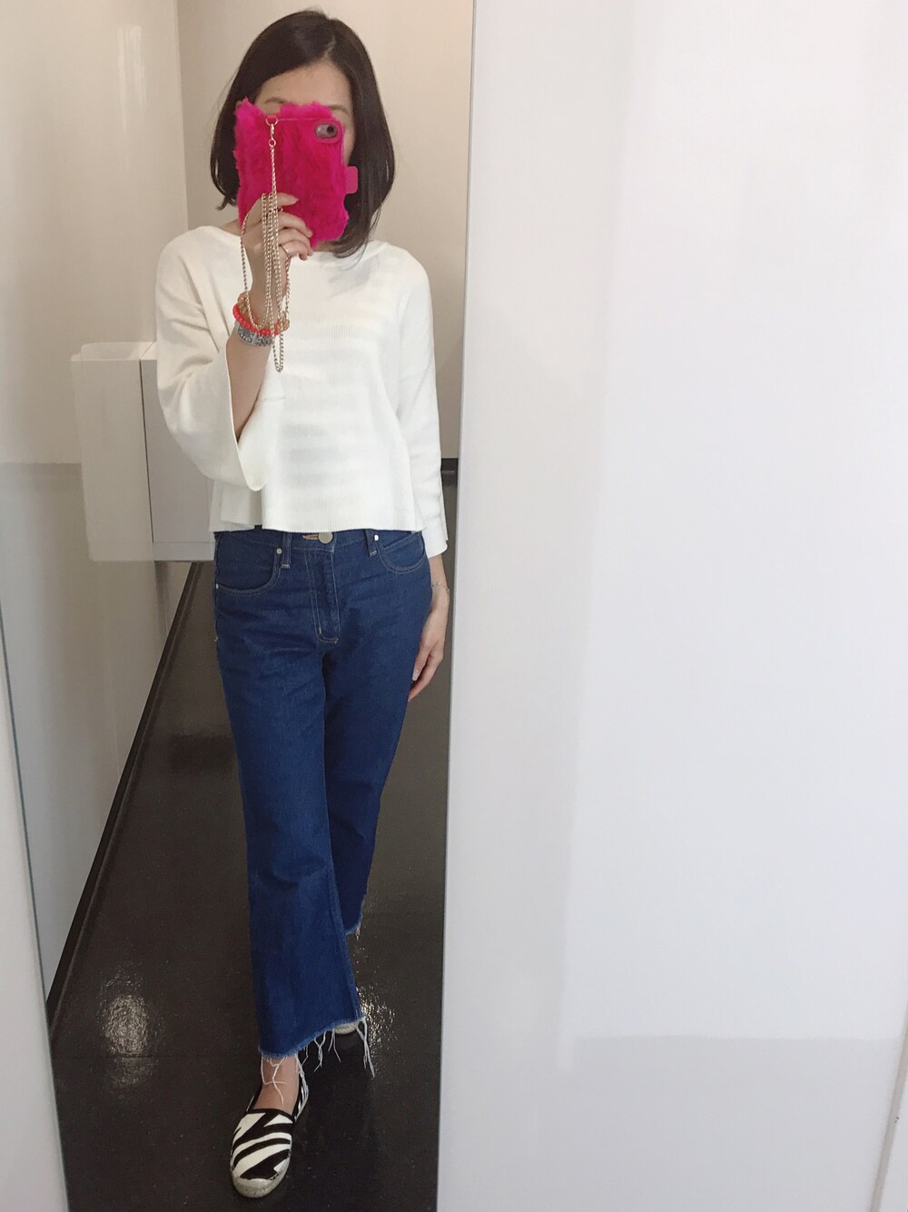 「夏、デニムパンツ、シンプル、エスパドリーユ、大人カジュアル、通勤コーデ、大人コーデ、ゆるコーデ、春コーデ」｜「AZUL by moussyのワイドスリーブゆるニット（ニット/セーター、ホワイト系）」を使った、minokinocoさん（レディース・155cm）の春コーディネートの1枚目の写真