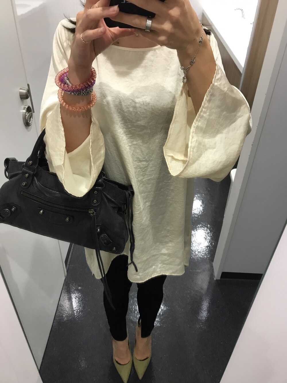 「秋コーデ、リブパンツ、GU、シンプル、パンツスタイル、パンプス、大人コーデ、オフィスカジュアル、ワンピース」｜「MOUSSYのアイテム（シャツ/ブラウス、ホワイト系）」を使った、minokinocoさん（レディース・155cm）の秋コーディネートの1枚目の写真