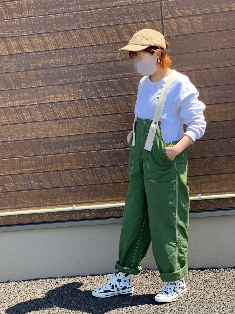「カジュアルコーデ、春夏コーデ、春、スニーカー、サロペット、THE NORTH FACE、チャオパニックティピー(CIAOPANIC TYPY)、グリーン、コンバース、牛柄」｜「CIAOPANIC TYPYの配色ステッチベイカーサロペ（サロペット/オーバーオール、グリーン系）」を使った、nanaさん（レディース・157cm）の春コーディネートの1枚目の写真