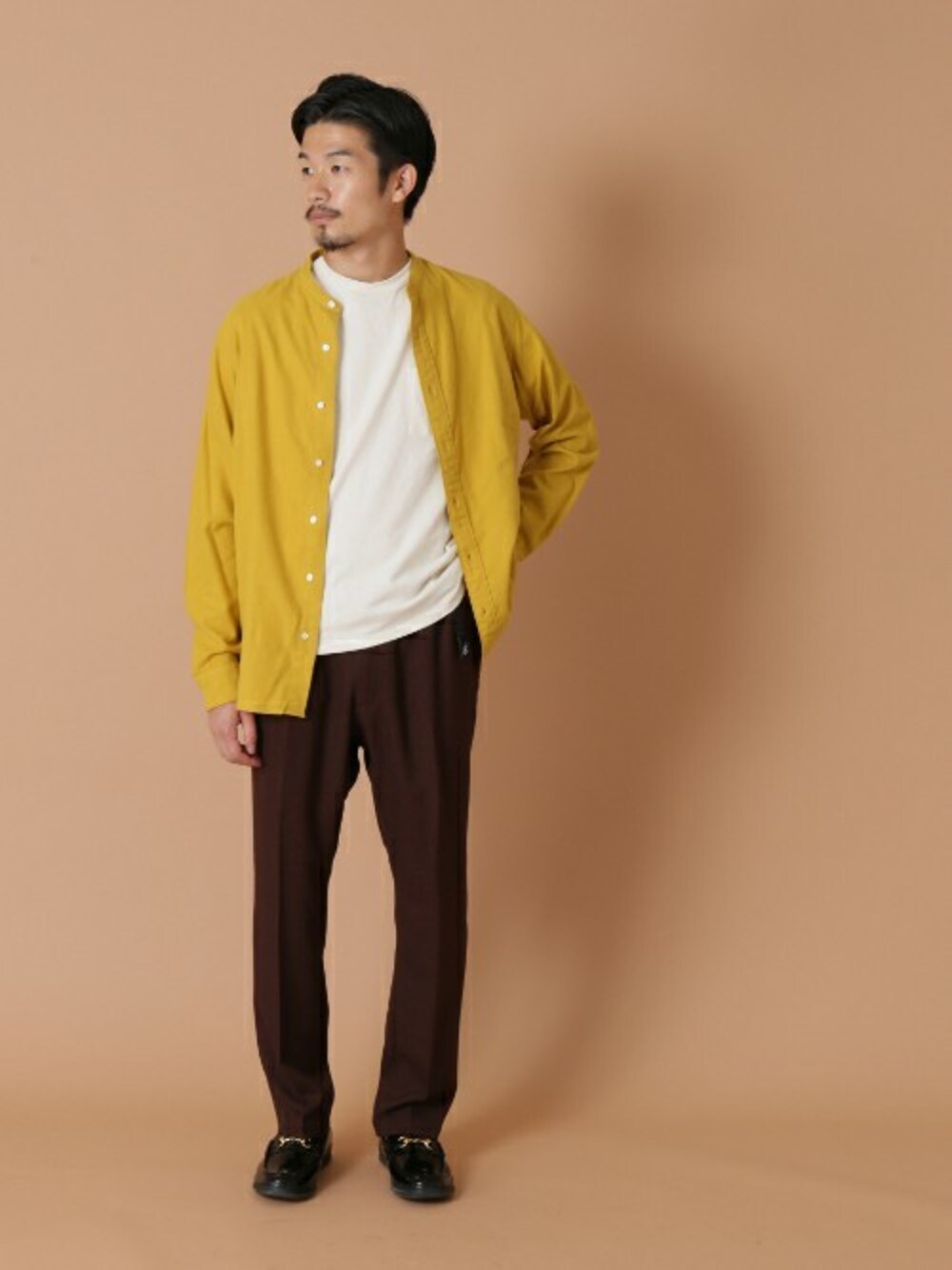 イエロー系のシャツ/ブラウス、ブラウン系のその他パンツを着用したメンズの秋コーディネートの1枚目の写真