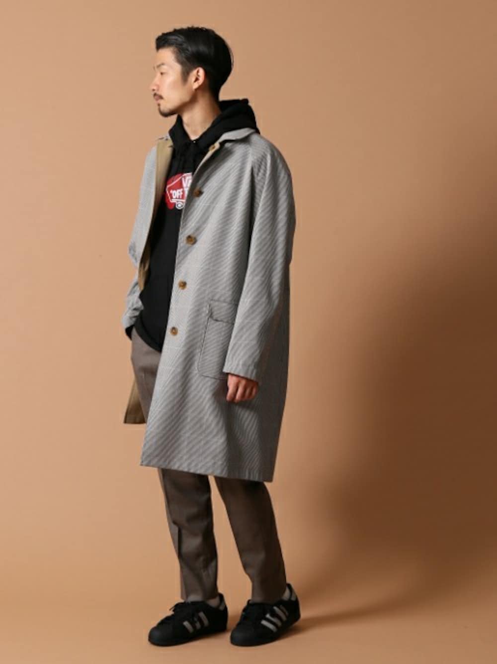 「シンプル、秋のコーデ、冬コーデ、大人カジュアル、冬、ootd、シンプルコーデ、ゆるコーデ、オトナカジュアル、秋コーデ」｜「417 EDIFICEの◆レトロチェック リバーシブル ステンカラーコート（ステンカラーコート、ベージュ系）」を使った、tetsuyaさん（メンズ・178cm）の秋コーディネートの1枚目の写真