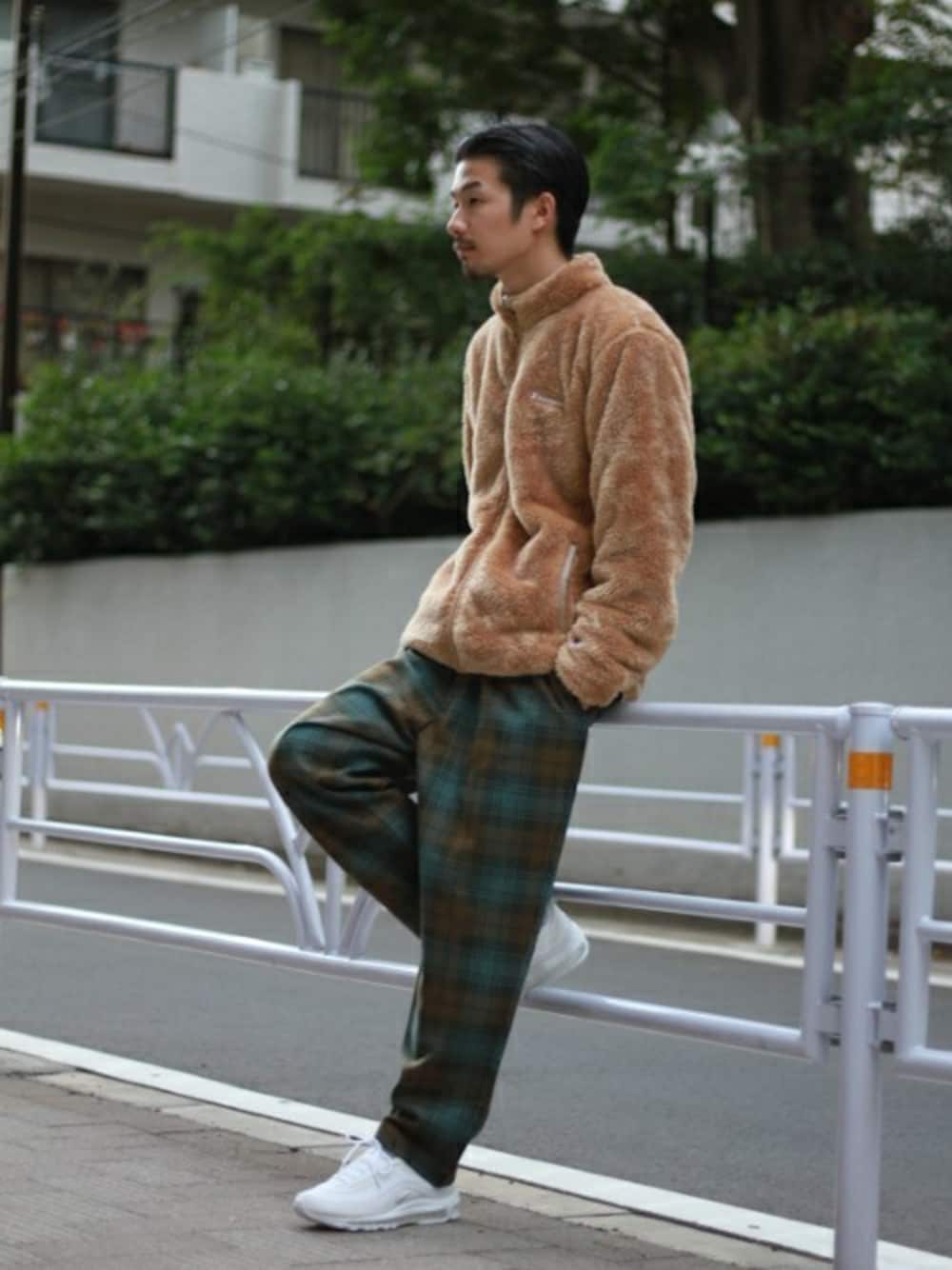 イエロー系のその他アウター、グリーン系のその他パンツを着用したメンズの秋コーディネートの1枚目の写真