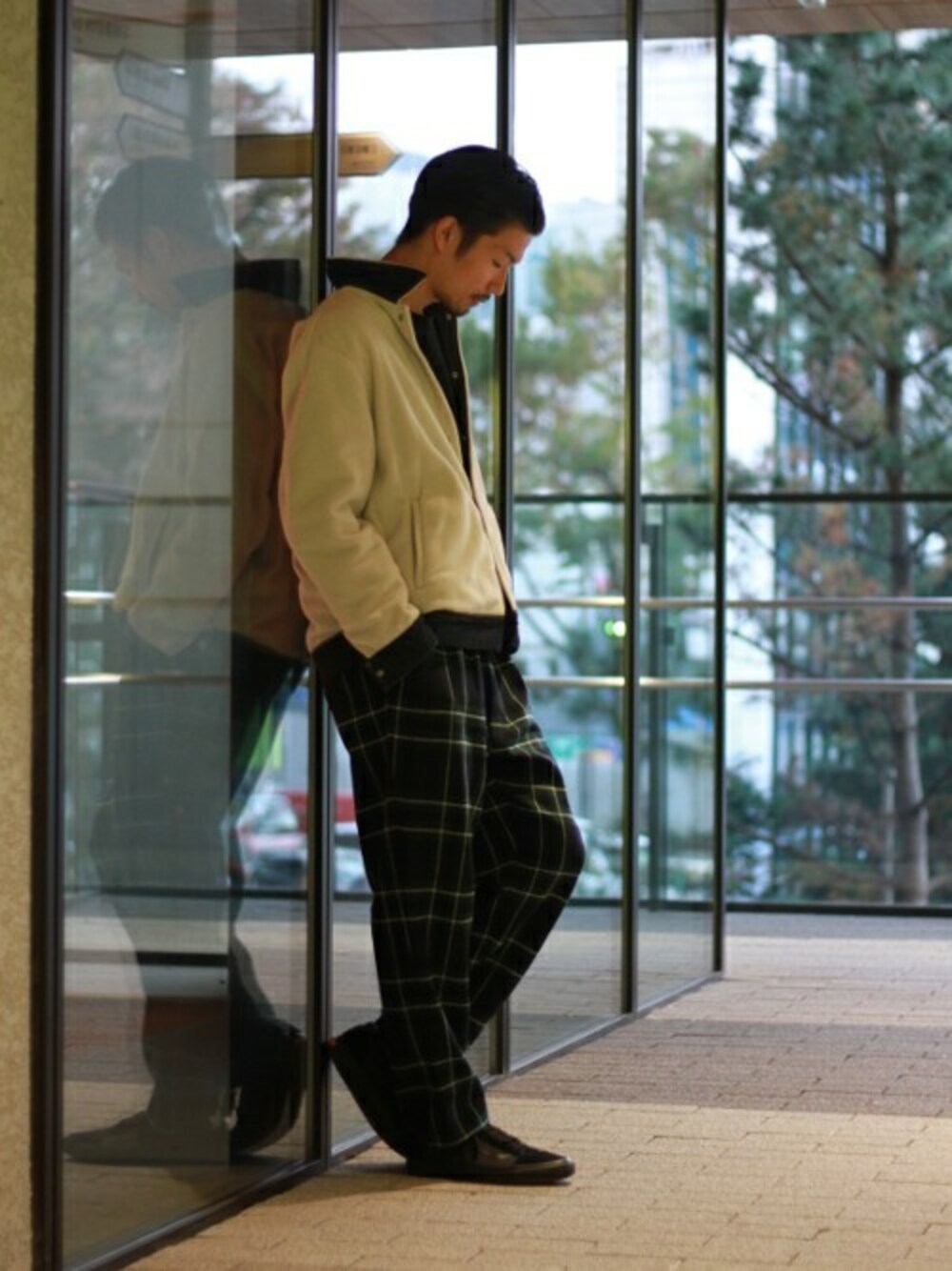 グリーン系のその他パンツ、ブルー系のデニムジャケットを着用したメンズの秋コーディネートの1枚目の写真