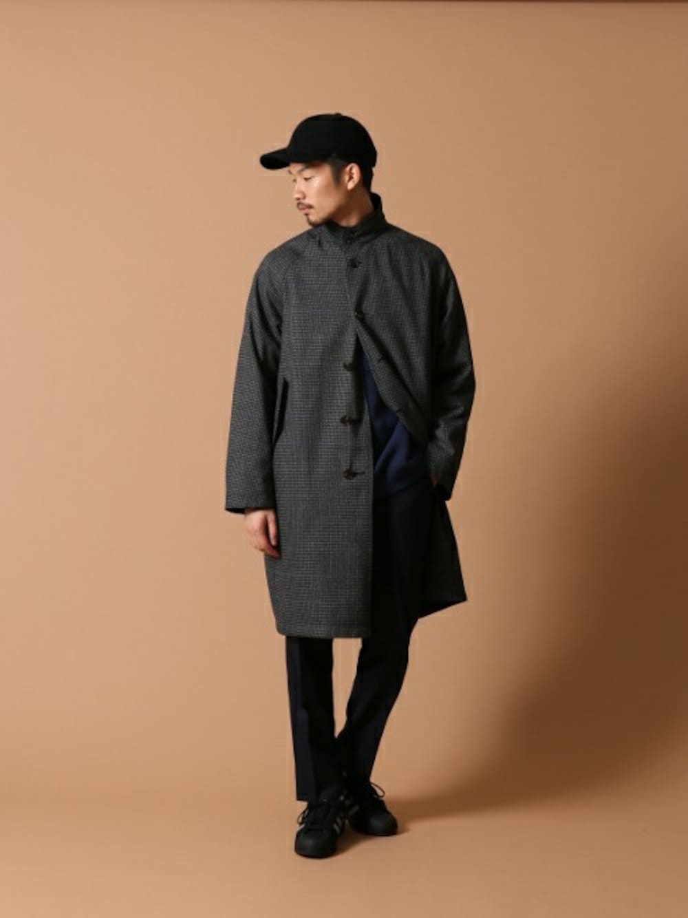 ブルー系のその他アウター、ブラック系のキャップを着用したメンズの秋コーディネートの1枚目の写真