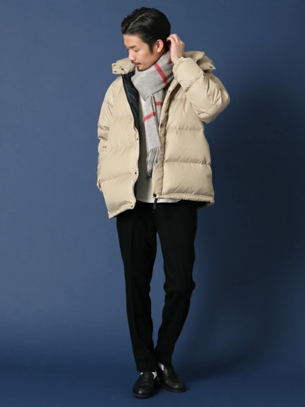 グリーン系のダウンジャケット/コート、グレー系のマフラーを着用したメンズの冬コーディネートの1枚目の写真