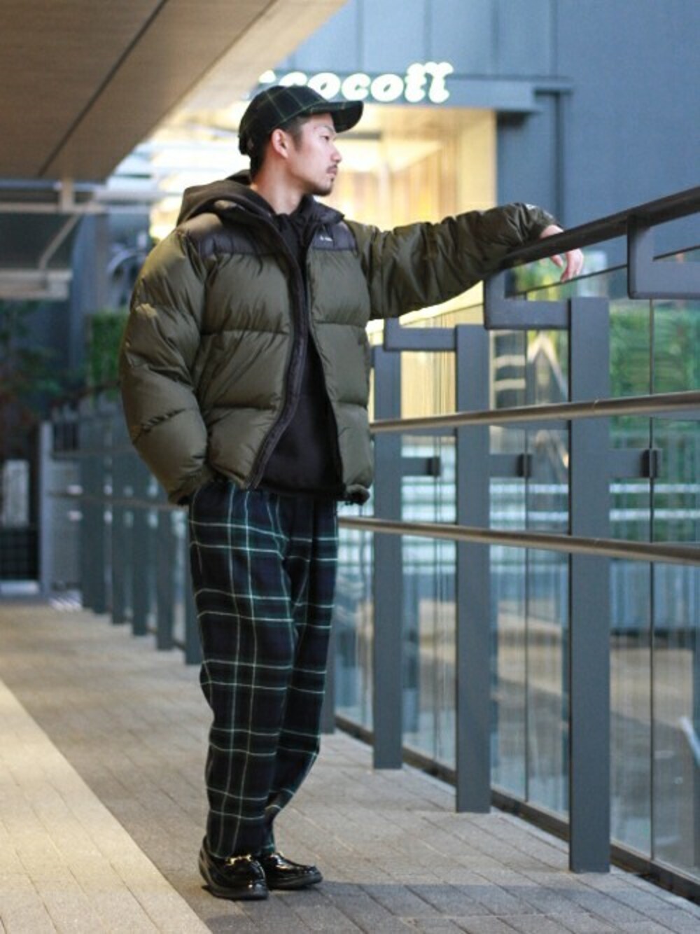 グリーン系のダウンジャケット/コート、ブラック系のローファーを着用したメンズの冬コーディネートの1枚目の写真