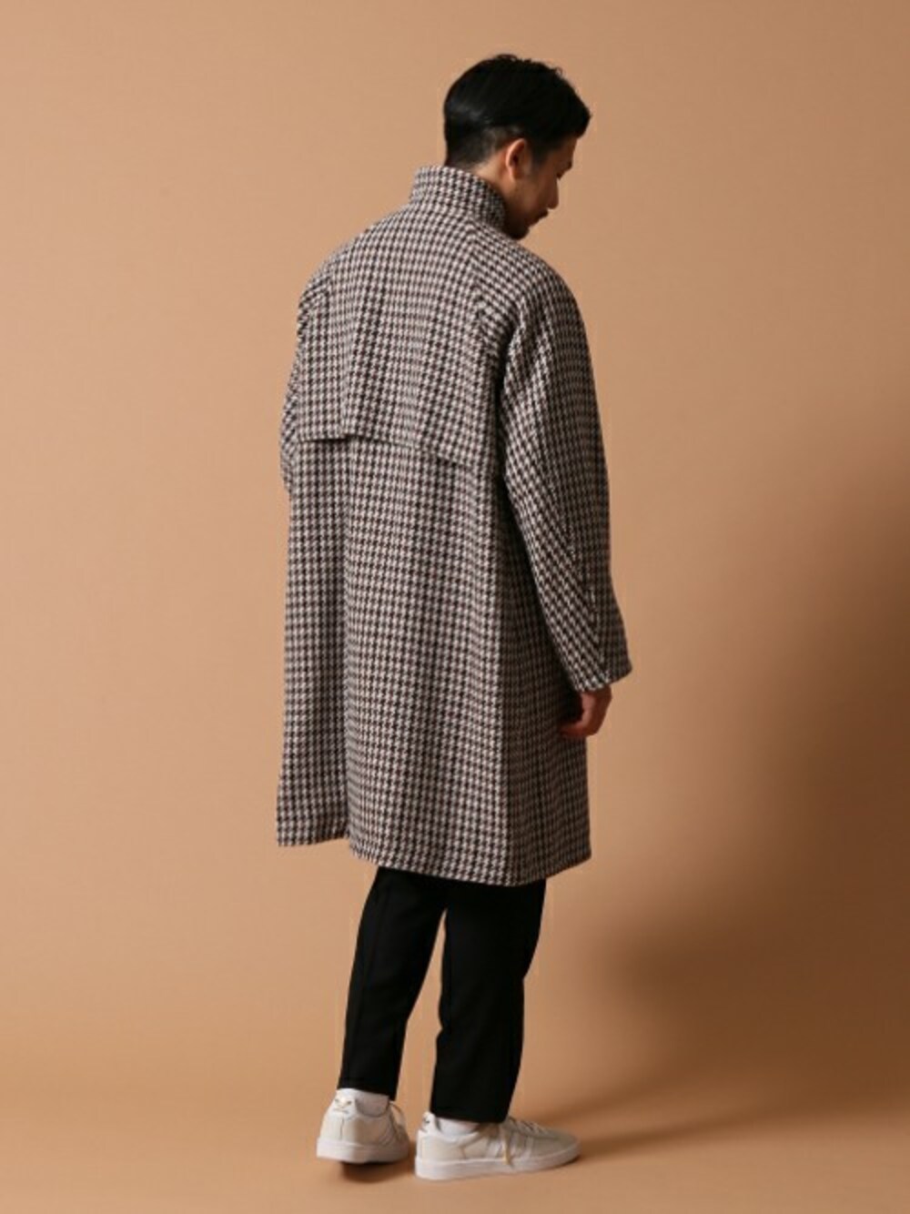 ホワイト系のその他アウターを着用したメンズの冬コーディネートの1枚目の写真