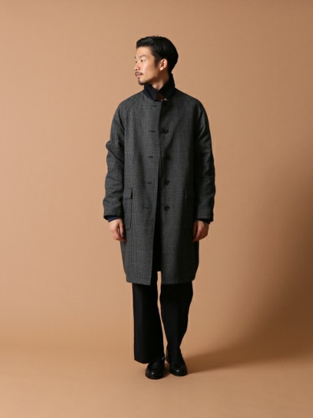 ブルー系のその他アウターを着用したメンズの冬コーディネートの1枚目の写真