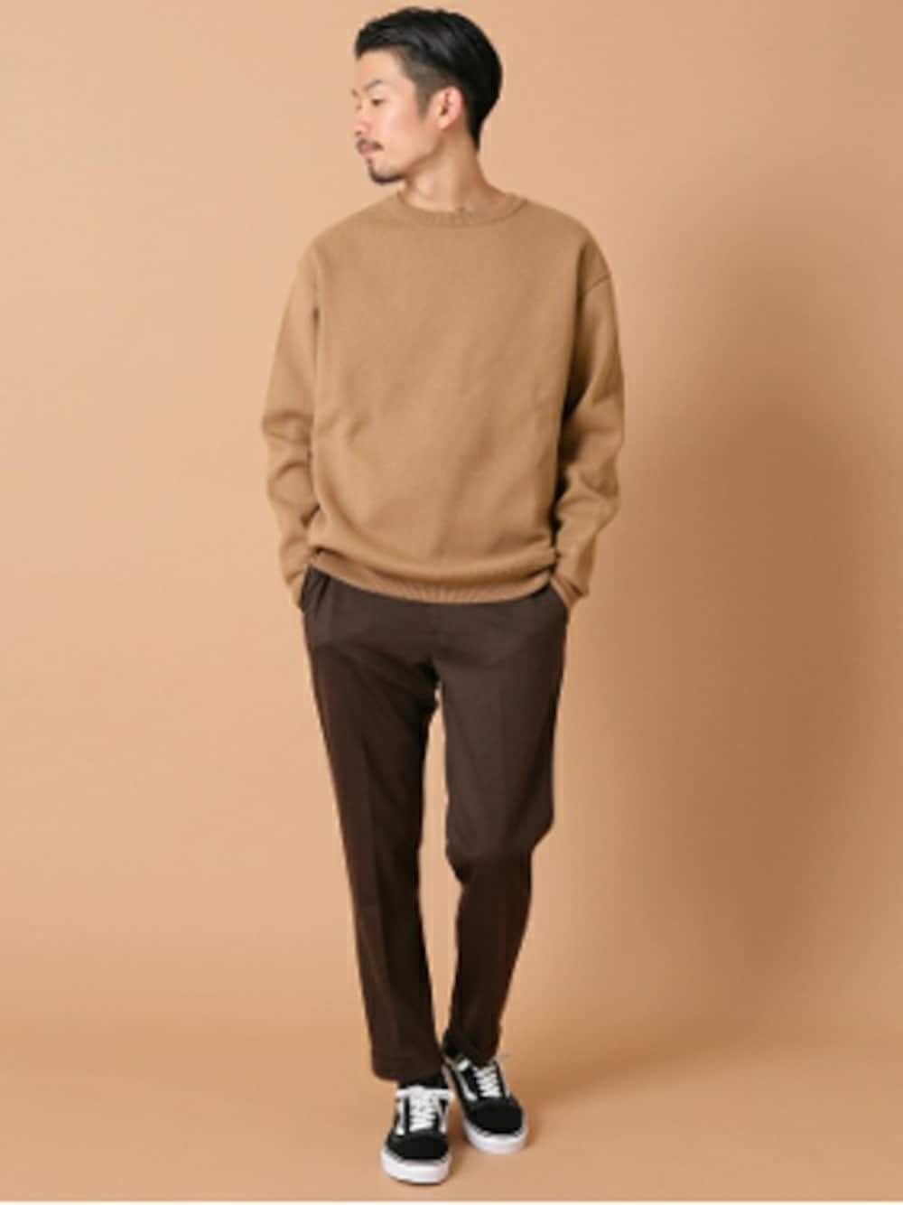 ホワイト系のTシャツ/カットソーを着用したメンズの冬コーディネートの1枚目の写真