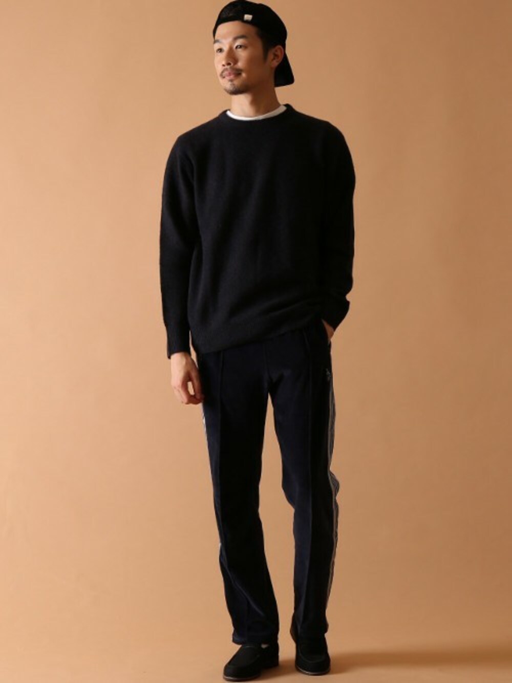 ブルー系のニット/セーター、ホワイト系のTシャツ/カットソー、ブラック系のその他シューズを着用したメンズの冬コーディネートの1枚目の写真