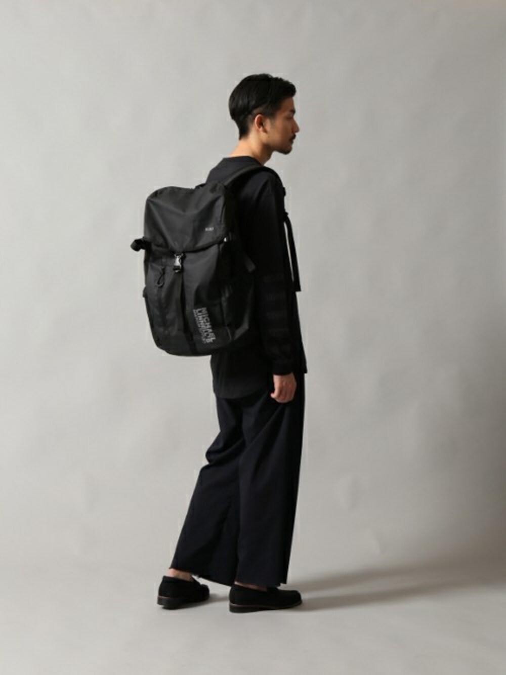 ブラック系のその他シューズを着用したメンズの冬コーディネートの1枚目の写真