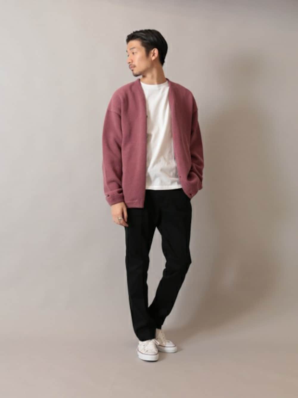 ホワイト系のTシャツ/カットソーを着用したメンズの冬コーディネートの1枚目の写真