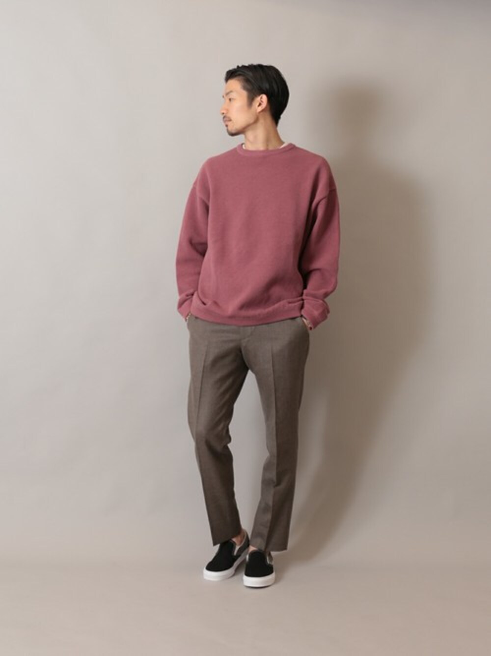 ホワイト系のTシャツ/カットソーを着用したメンズの冬コーディネートの1枚目の写真