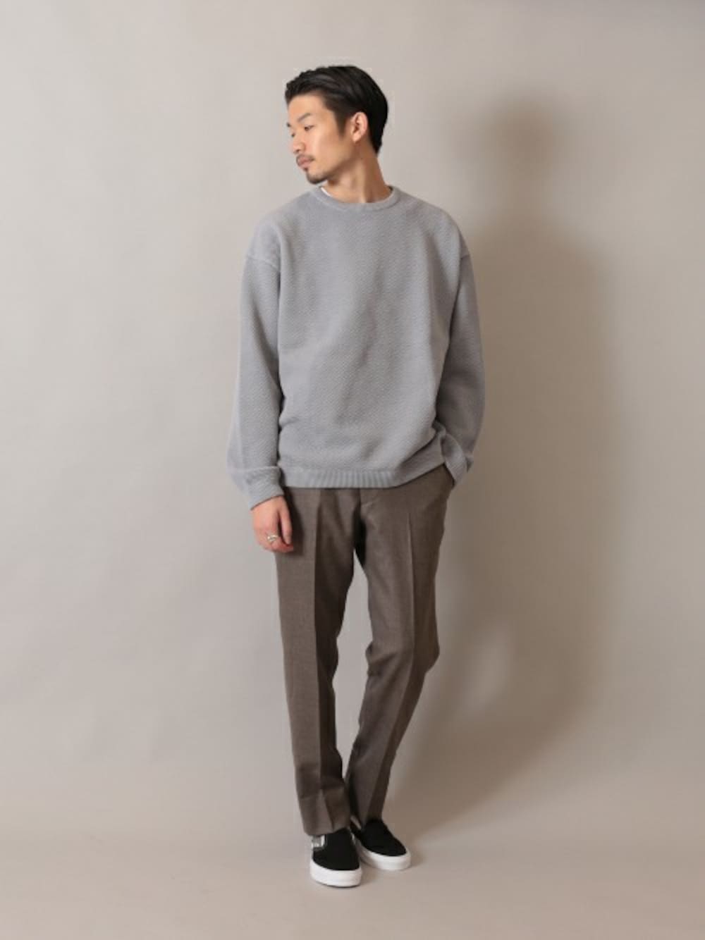 ホワイト系のTシャツ/カットソーを着用したメンズの冬コーディネートの1枚目の写真