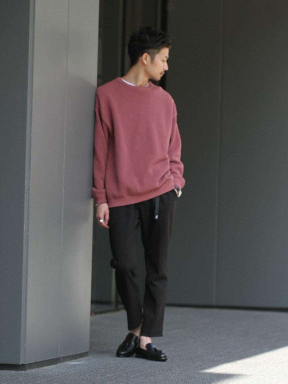 ホワイト系のTシャツ/カットソーを着用したメンズの冬コーディネートの1枚目の写真