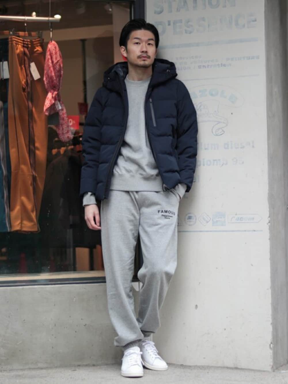 ブルー系のダウンジャケット/コート、グレー系のスウェットパンツ、グレー系のスウェットを着用したメンズの冬コーディネートの1枚目の写真