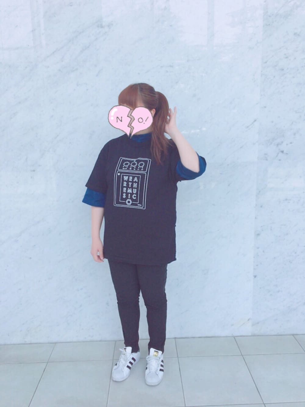 ブラック系のTシャツ/カットソー、ブルー系のトップス、ホワイト系のスニーカーを着用したレディースの夏コーディネートの1枚目の写真