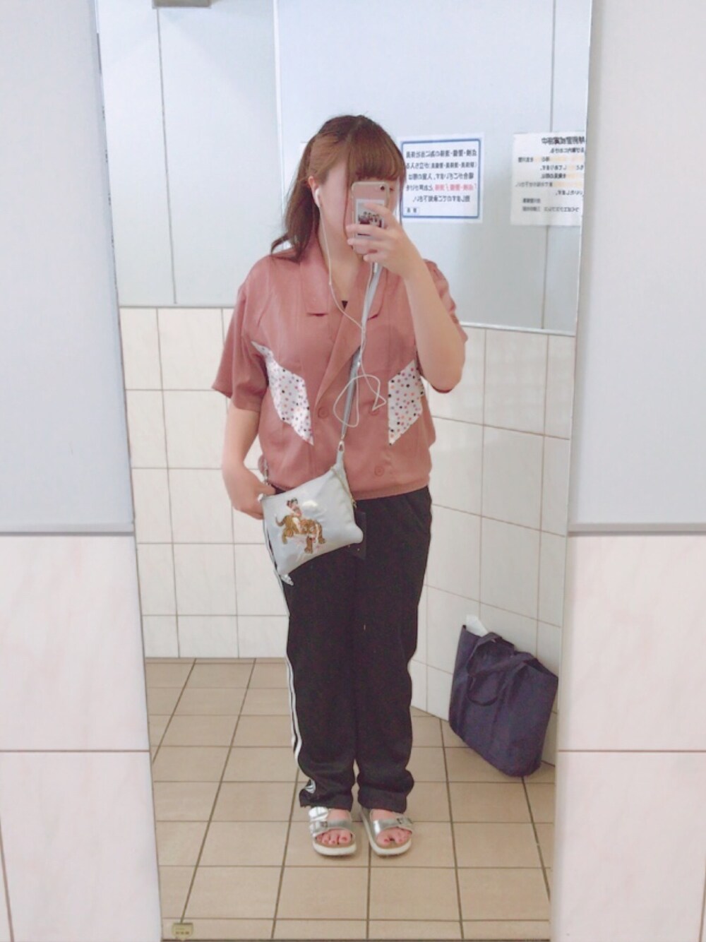 ピンク系のシャツ/ブラウス、シルバー系のバッグ、ブラック系のその他パンツを着用したレディースの秋コーディネートの1枚目の写真