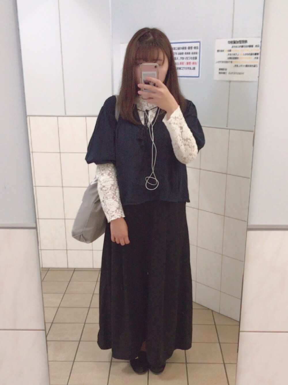 ブルー系のシャツ/ブラウス、ホワイト系のTシャツ/カットソー、ブラック系のパンツを着用したレディースの秋コーディネートの1枚目の写真