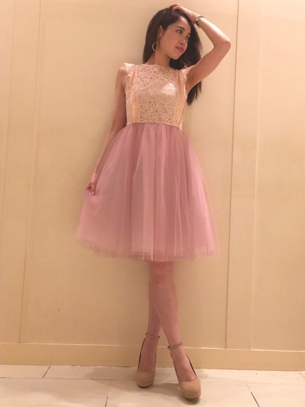 ピンク系のドレス、ピンク系のドレス、ベージュ系のパンプスを着用したレディースの夏コーディネートの1枚目の写真