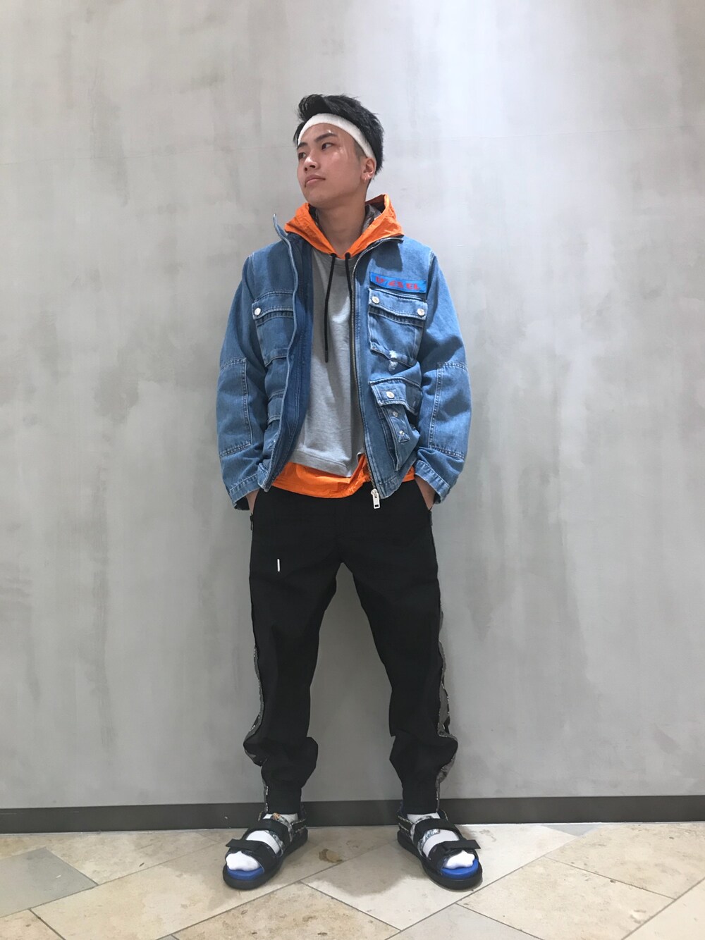 「Diesel、ディーゼル、ストリート、M65、デニムジャケット、パーカー、ナイロンパーカー、サンダル」｜「DIESELのアイテム（デニムジャケット、ブルー系）」を使った、gaspさん（メンズ・173cm）の春コーディネートの1枚目の写真