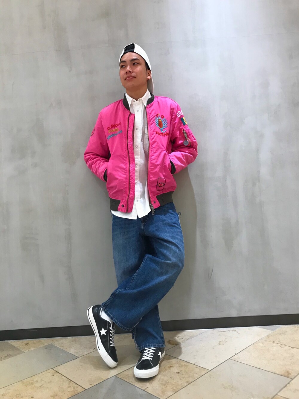 「ディーゼル、DlESEL、MA-1、デニム、シャツスタイル、シンプルコーデ」｜「DIESELの00S05Q0JAPG（キャップ、ホワイト系）」を使った、gaspさん（メンズ・173cm）の春コーディネートの1枚目の写真