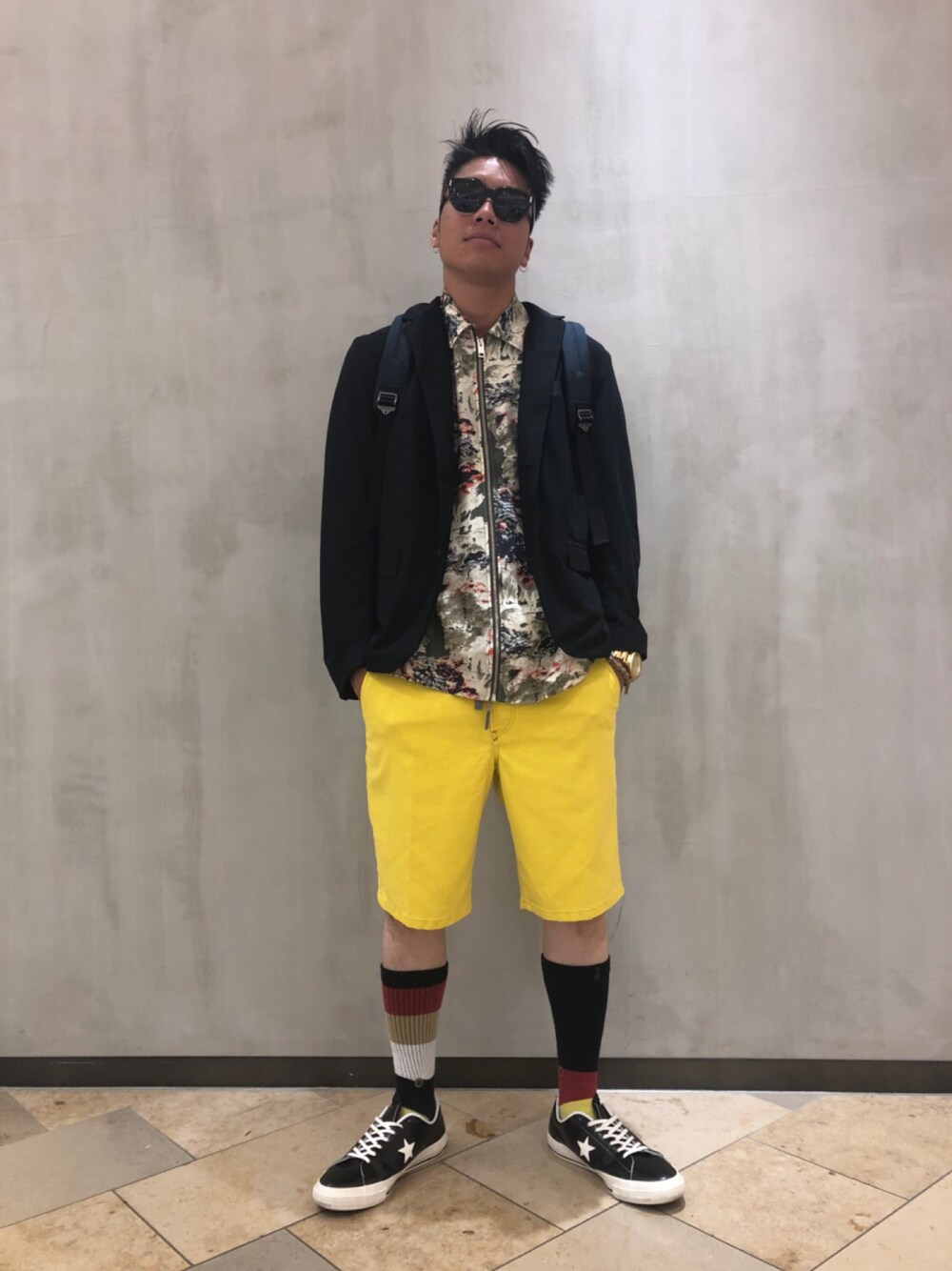 「春夏コーデ、ディーゼル、DlESEL、テーラードジャケット、めがね、リュック、パンツ」｜「DIESELのアイテム（メガネ、ブラック系）」を使った、gaspさん（メンズ・173cm）の春コーディネートの1枚目の写真