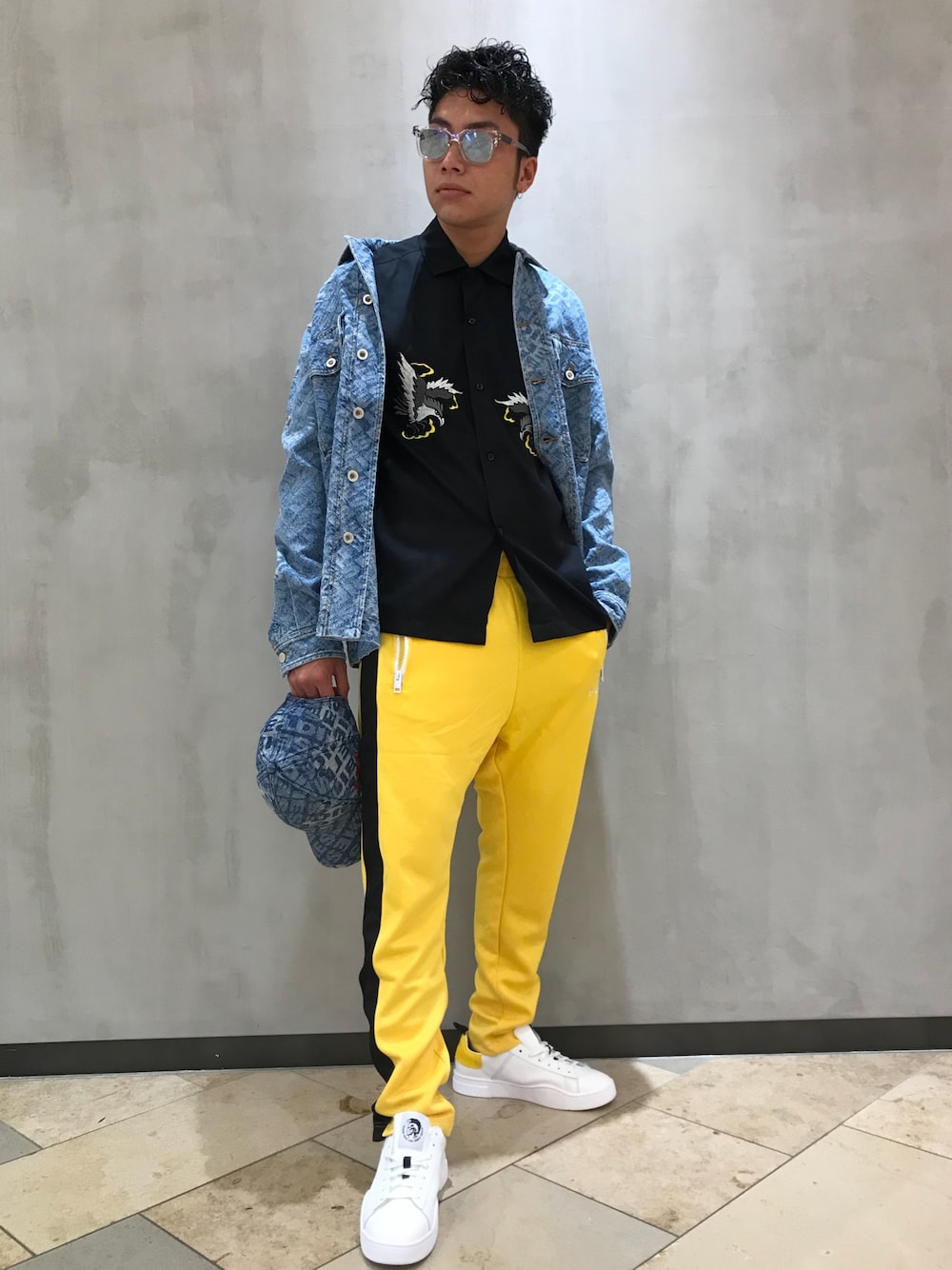 「めがね、シャツ、刺繍、デニムジャケット、パンツ、ジャージ、イエロー、スニーカー、ディーゼル、Diesel」｜「DIESELのMEN’S　デニムジャケット（デニムジャケット、ブルー系）」を使った、gaspさん（メンズ・173cm）の夏コーディネートの1枚目の写真