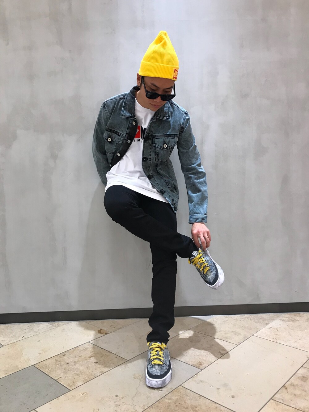 「ニット帽、デニムジャケット、スニーカー、サングラス、インパクト、Diesel、ディーゼル」｜「DIESELのユニセックス ニットキャップ（キャップ、イエロー系）」を使った、gaspさん（メンズ・173cm）の夏コーディネートの1枚目の写真