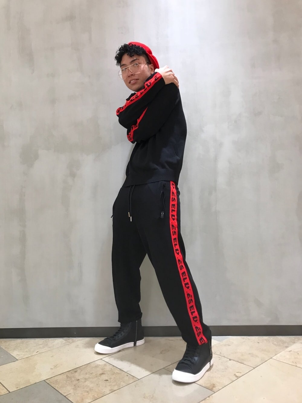 「Bboy、ジャージ、セットアップ、スニーカー、ライムスター、Diesel、ディーゼル」｜「DIESELの00SRMZ0KALM（スウェット、ブラック系）」を使った、gaspさん（メンズ・173cm）の夏コーディネートの1枚目の写真