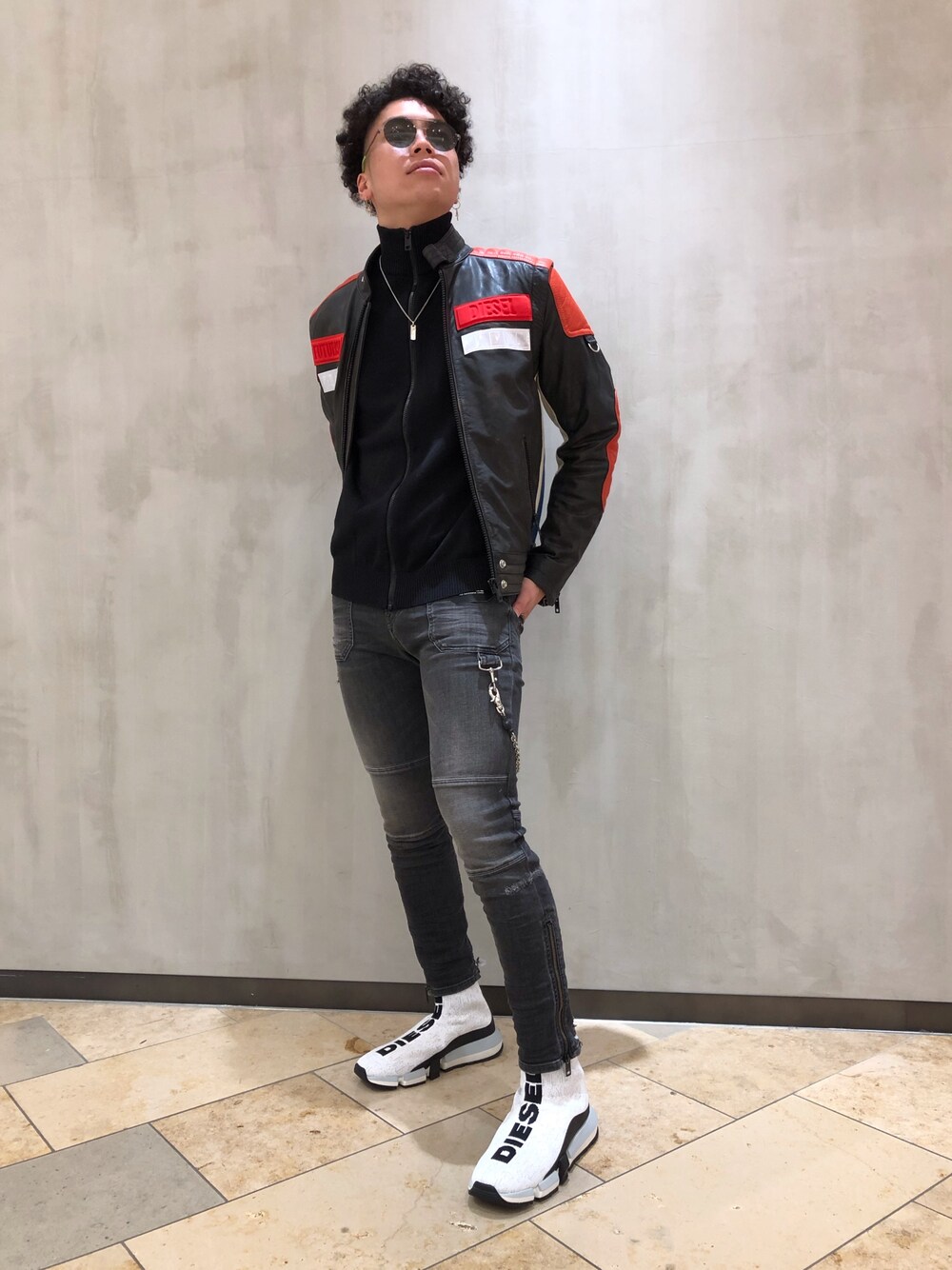 「ライダースジャケット、デニム、ジャージ、サングラス、スニーカー、シンプル、スキニー、ディーゼル、Diesel」｜「DIESELのMEN'Sデニムパンツ スリムフィット（デニムパンツ、ブラック系）」を使った、gaspさん（メンズ・173cm）の冬コーディネートの1枚目の写真