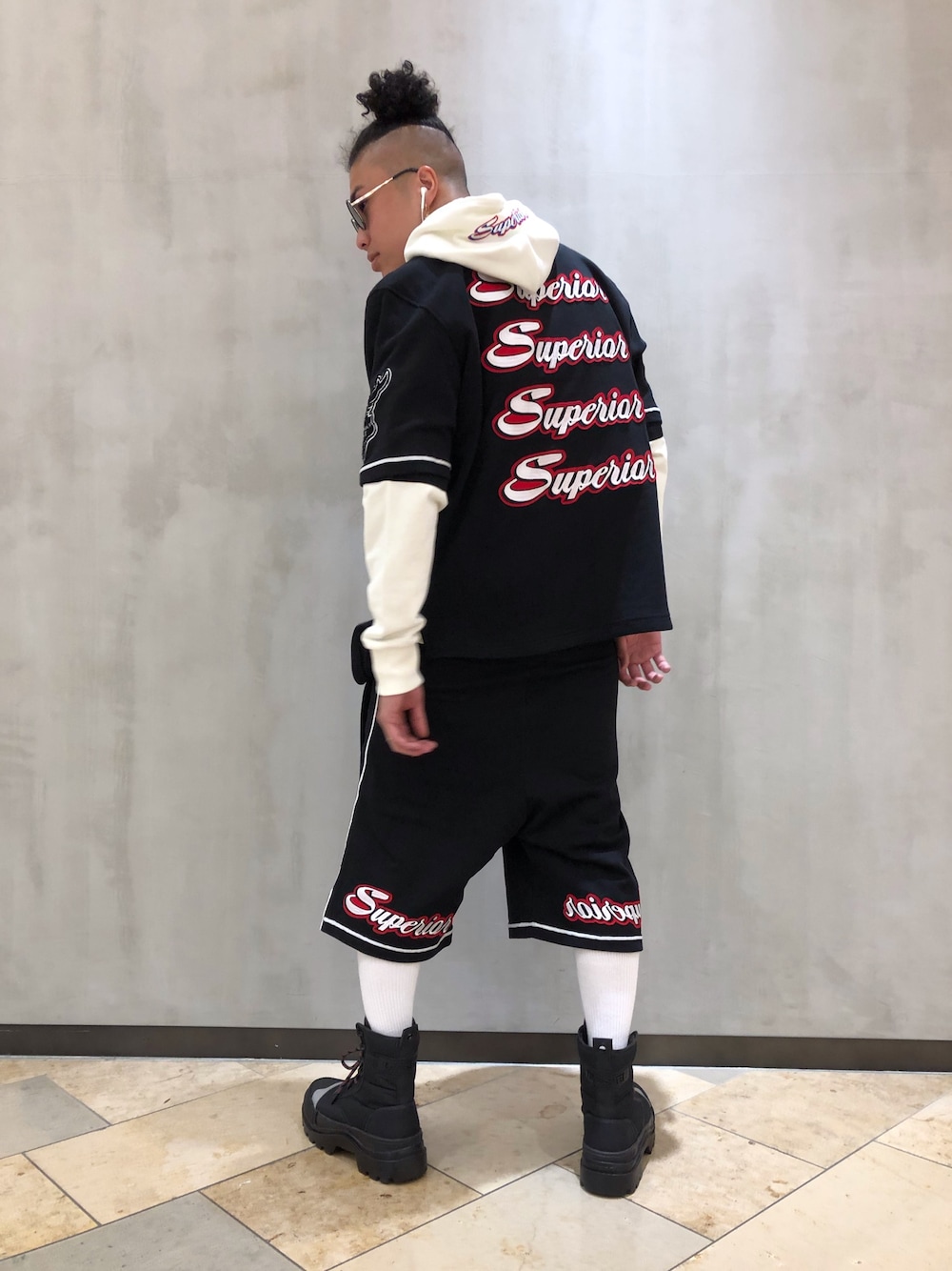 「オーバーサイズ、セットアップ、ブーツ、ディーゼル、Diesel、HIPHOP、夏、スケータースタイル、海、シンプルコーデ」｜「DIESELのメンズ スウェットショートパンツ（その他パンツ、ブラック系）」を使った、gaspさん（メンズ・173cm）の春コーディネートの1枚目の写真