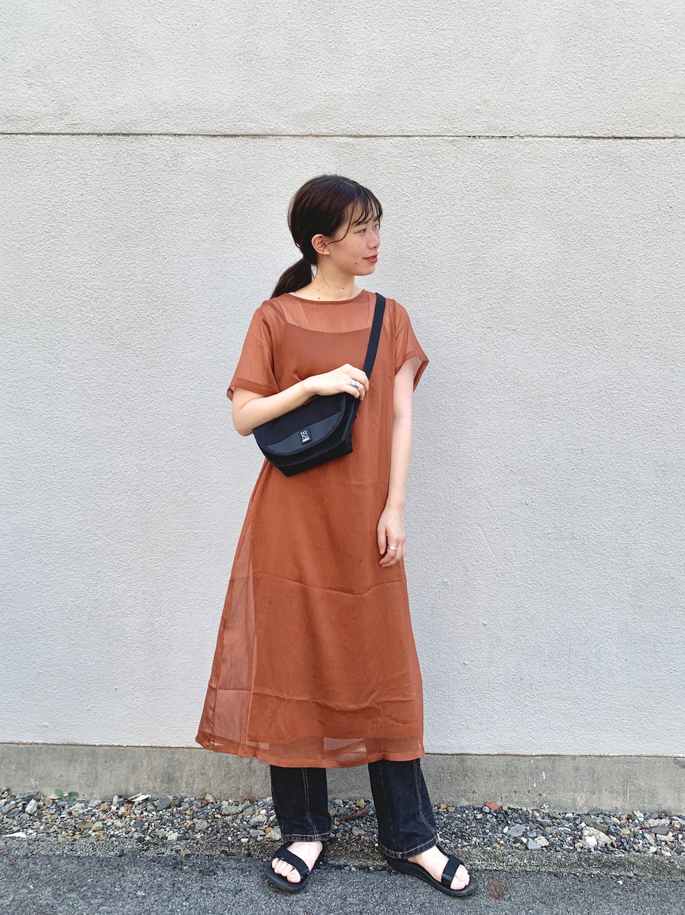 「Kastane、カスタネ、kastane_ootd、シンプル、秋色、カジュアル、ワンピース、デニム、サコッシュ、重ね着」｜「KastaneのレイヤードシアーワンピースSET（ワンピース、イエロー系）」を使った、kitagawa mikiさん（レディース・165cm）の秋コーディネートの1枚目の写真