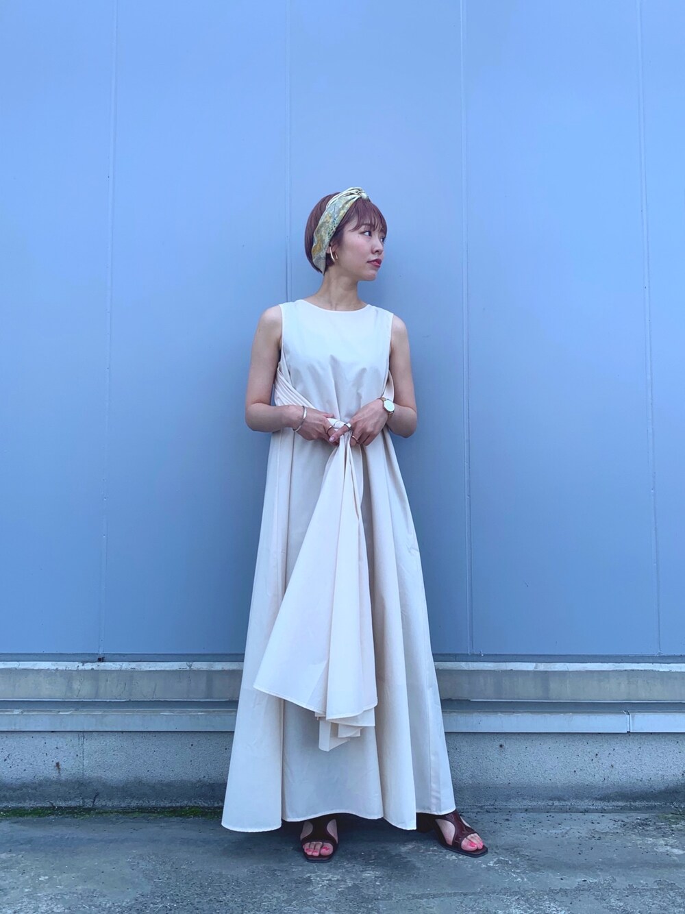 ホワイト系のワンピース、ブラウン系のサンダルを着用したレディースの夏コーディネートの1枚目の写真