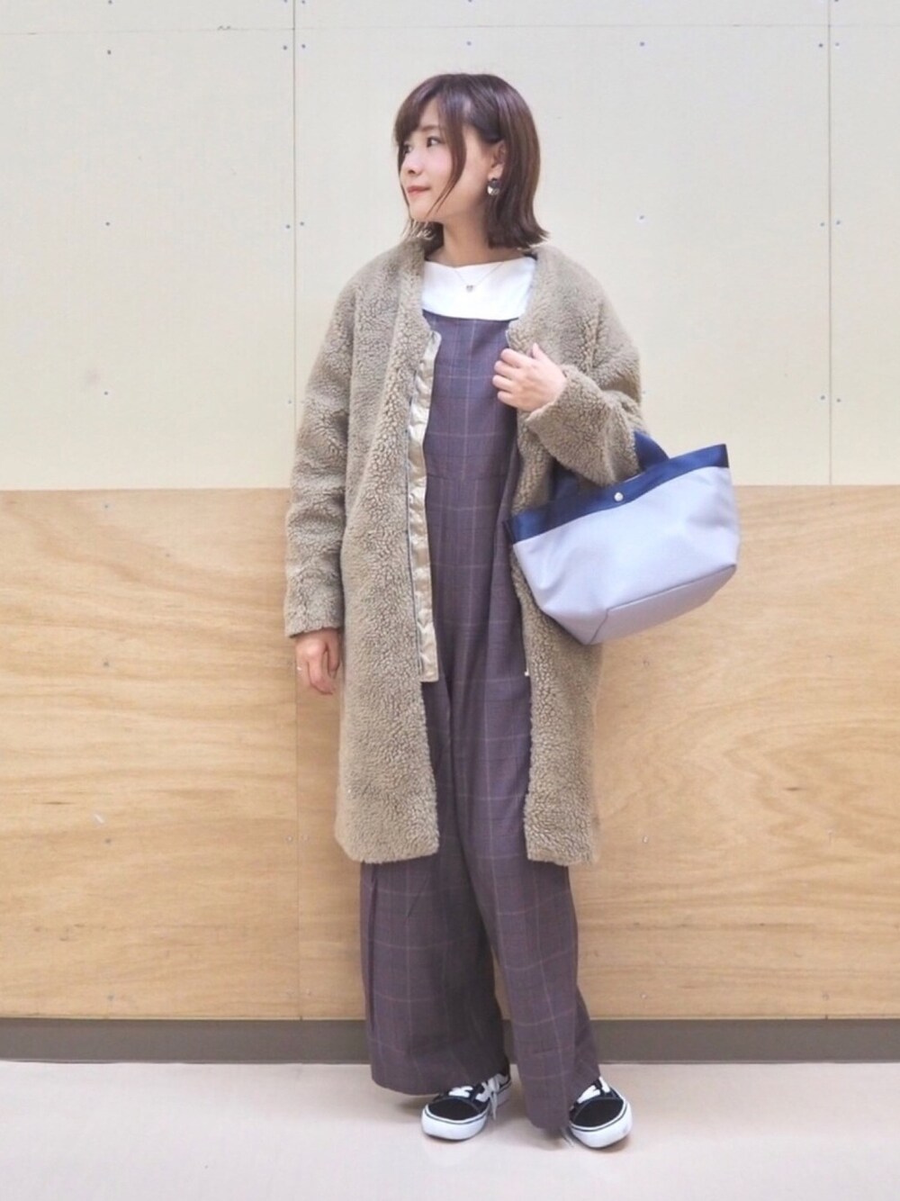 「ボア、ロングコート、ボアコート、プチプラコーデ、プチプラ、サロペット、チェック、パープル、アメリカンホリック、AMERICAN HOLIC」｜「AMERICAN HOLICのサロペット（サロペット/オーバーオール、その他）」を使った、アヤ.さん（レディース・162cm）の秋コーディネートの1枚目の写真
