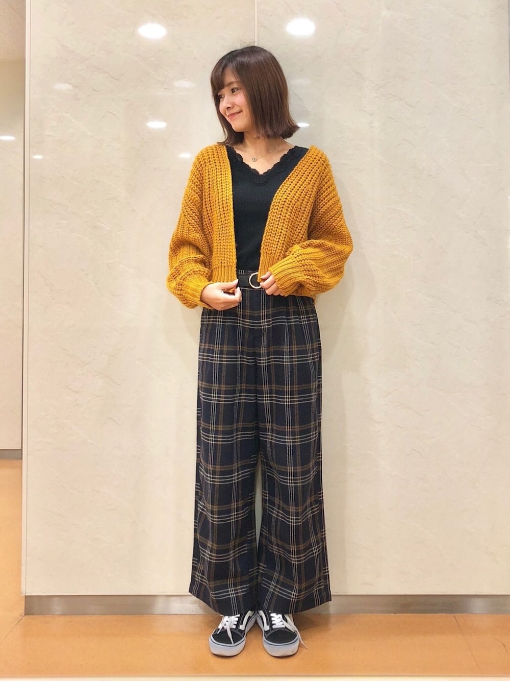 「プチプラ、プチプラコーデ、アメリカンホリック、AMERICAN HOLIC、earth music&ecology、ざっくりニット、チェックパンツ、スニーカー、レーストップス、マスタード」｜「AMERICAN HOLICの・チェックワイドパンツ（その他パンツ、ブルー系）」を使った、アヤ.さん（レディース・162cm）の秋コーディネートの1枚目の写真