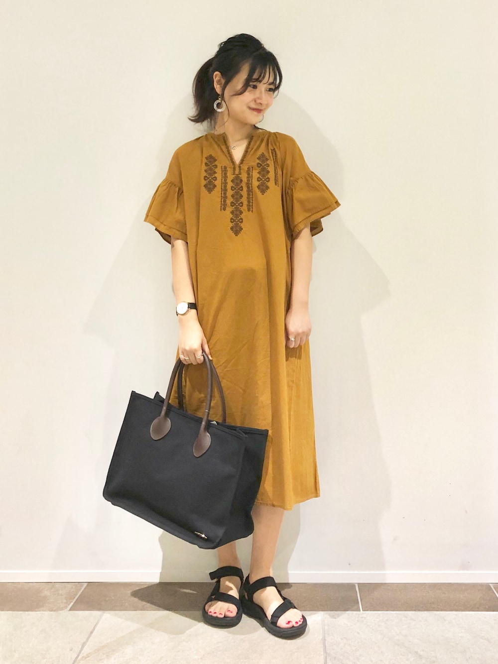 「プチプラ、プチプラコーデ、刺繍ブラウス、刺繍ワンピース、ラクチンコーデ、マスタード、ブラウスワンピース、夏コーデ、シンプルコーデ、フレア袖」｜「AMERICAN HOLICのフロント刺繍袖フレアワンピース（ワンピース、イエロー系）」を使った、アヤ.さん（レディース・162cm）の春コーディネートの1枚目の写真