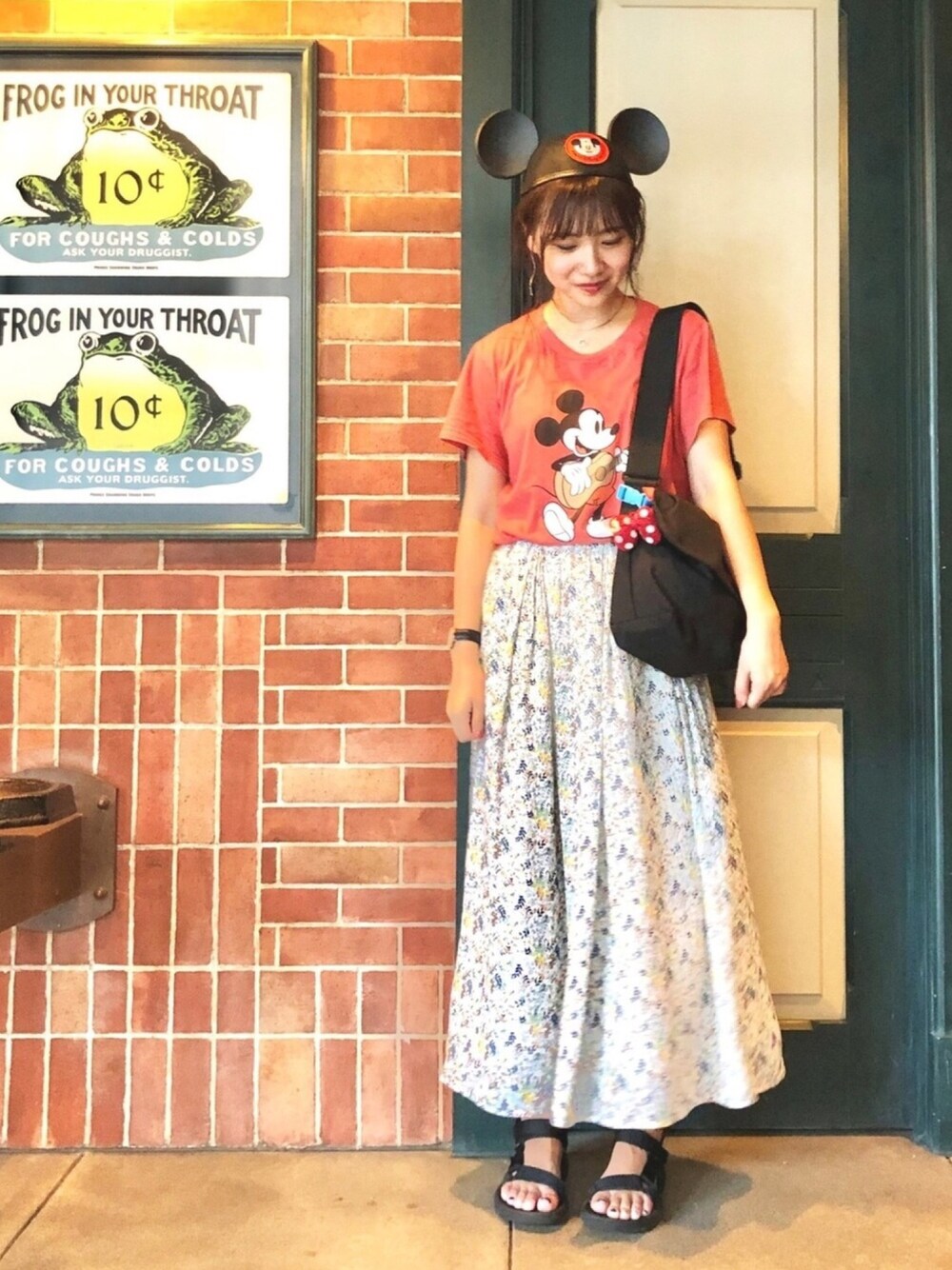 「プチプラ、プチプラコーデ、ディズニーコーデ、ディズニー、リンクコーデ、ホワイト、小花柄、夏コーデ、ミッキー、Tシャツ」｜「AMERICAN HOLICの・シフォンギャザーカラースカート◯◆（スカート、その他）」を使った、アヤ.さん（レディース・162cm）の夏コーディネートの1枚目の写真
